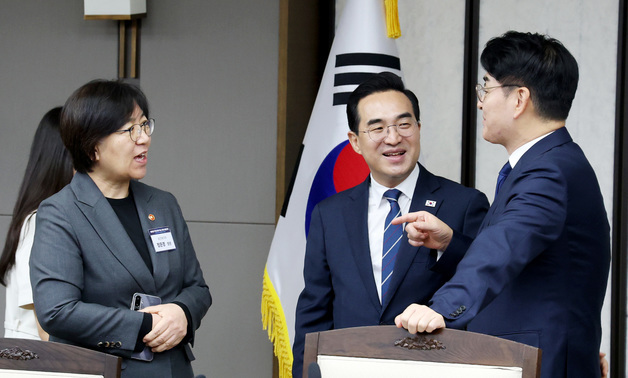 이야기 나누는 박용진 규제합리화위원회 부위원장과 정은경·박홍근 장관