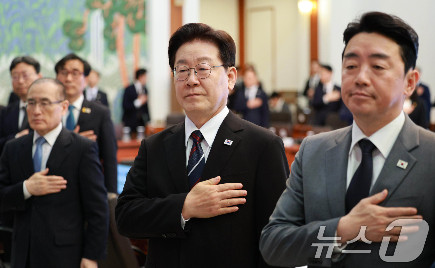 (서울=뉴스1) 허경 기자 = 이재명 대통령이 16일 청와대에서 열린 수석보좌관회의에서 국민의례를 하고 있다. 2026.4.16/뉴스1