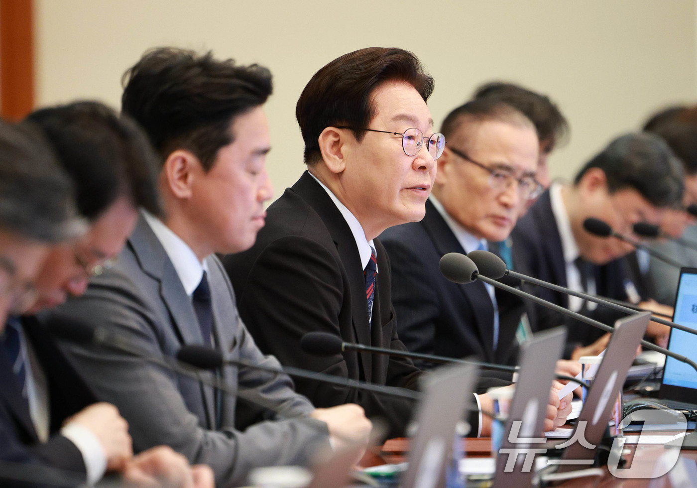 (서울=뉴스1) 허경 기자 = 이재명 대통령이 16일 청와대에서 열린 수석보좌관회의에서 발언을 하고 있다. 2026.4.16/뉴스1