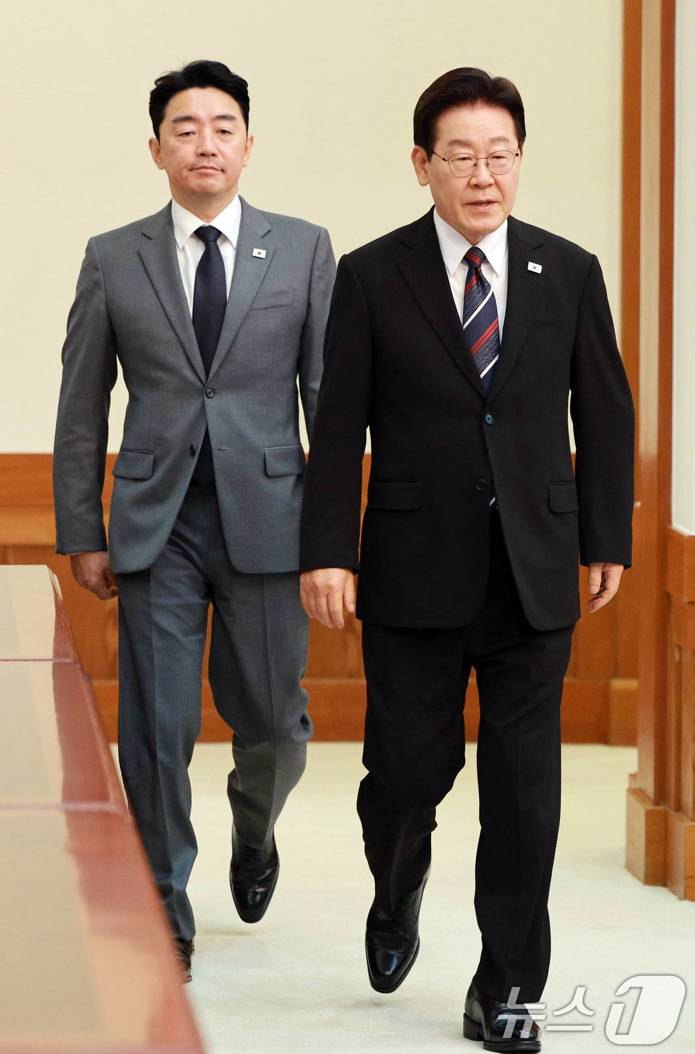 (서울=뉴스1) 허경 기자 = 이재명 대통령이 16일 청와대에서 열린 수석보좌관회의에 입장하고 있다. 2026.4.16/뉴스1