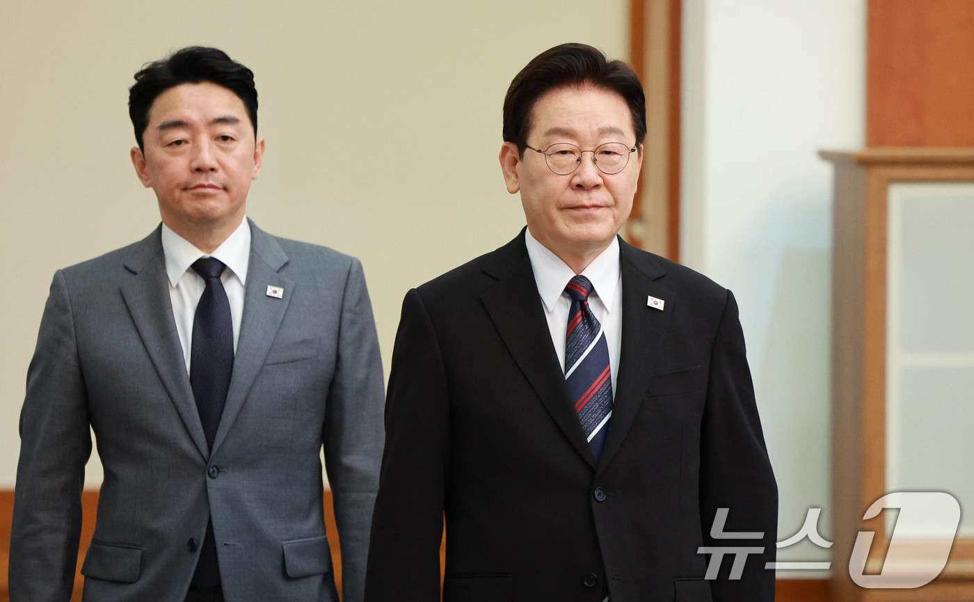 (서울=뉴스1) 허경 기자 = 이재명 대통령이 16일 청와대에서 열린 수석보좌관회의에 입장하고 있다. 2026.4.16/뉴스1