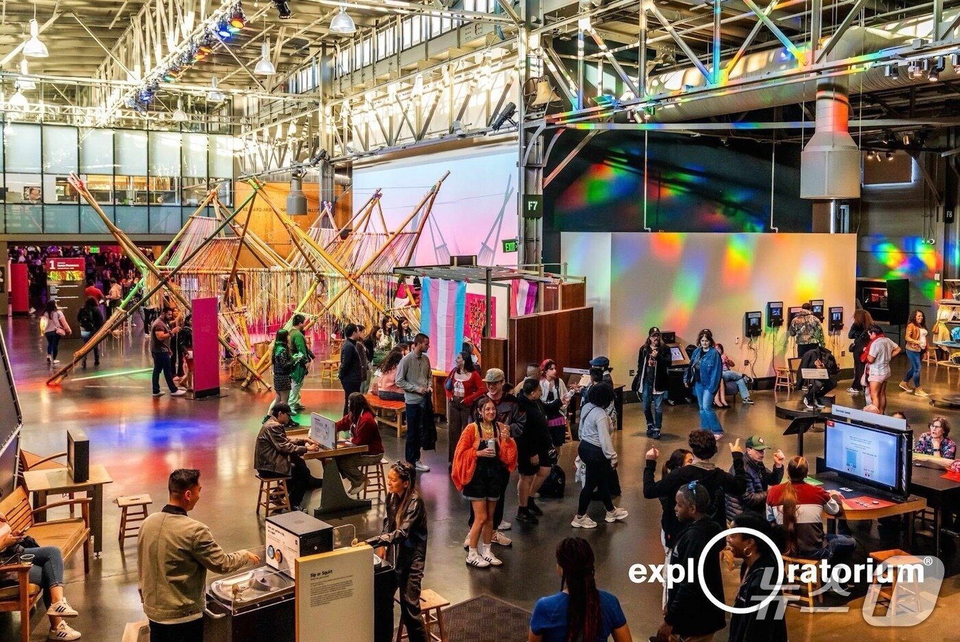 본문 이미지 - 익스플로라토리움 전시장 모습.