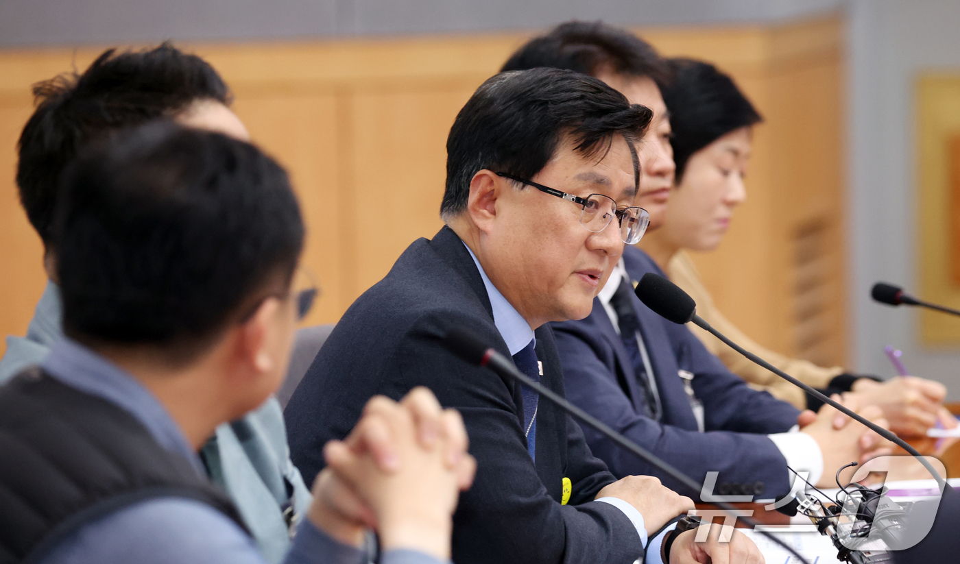 (서울=뉴스1) 김명섭 기자 = 김성환 기후에너지환경부 장관이 16일 오전 서울 종로구 정부서울청사 별관에서 열린 공동주택 내 전기차 충전시설 설치·운영체계 개선을 위한 간담회에서 …