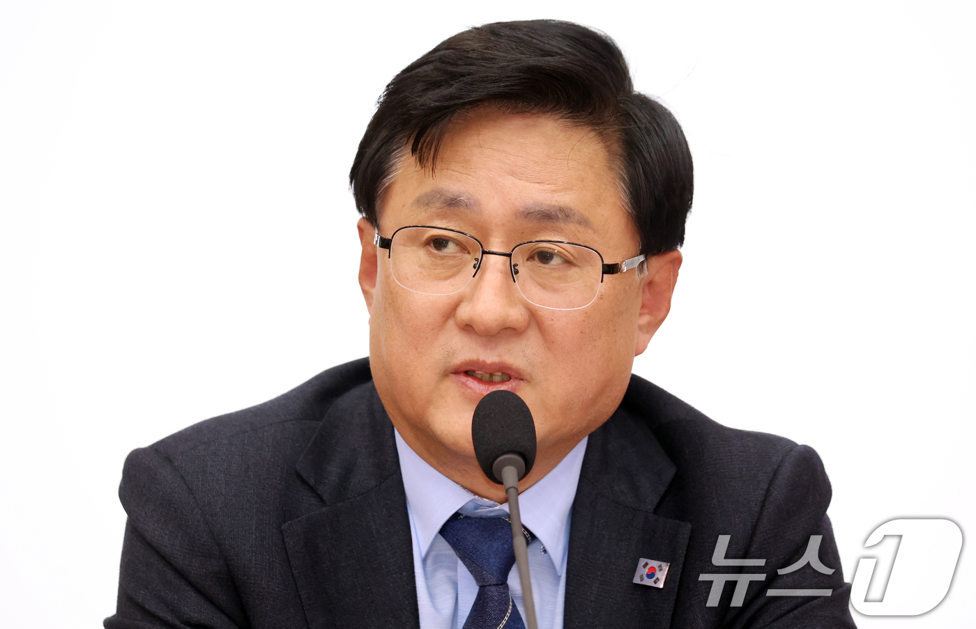 (서울=뉴스1) 김명섭 기자 = 김성환 기후에너지환경부 장관이 16일 오전 서울 종로구 정부서울청사 별관에서 열린 공동주택 내 전기차 충전시설 설치·운영체계 개선을 위한 간담회에서 …