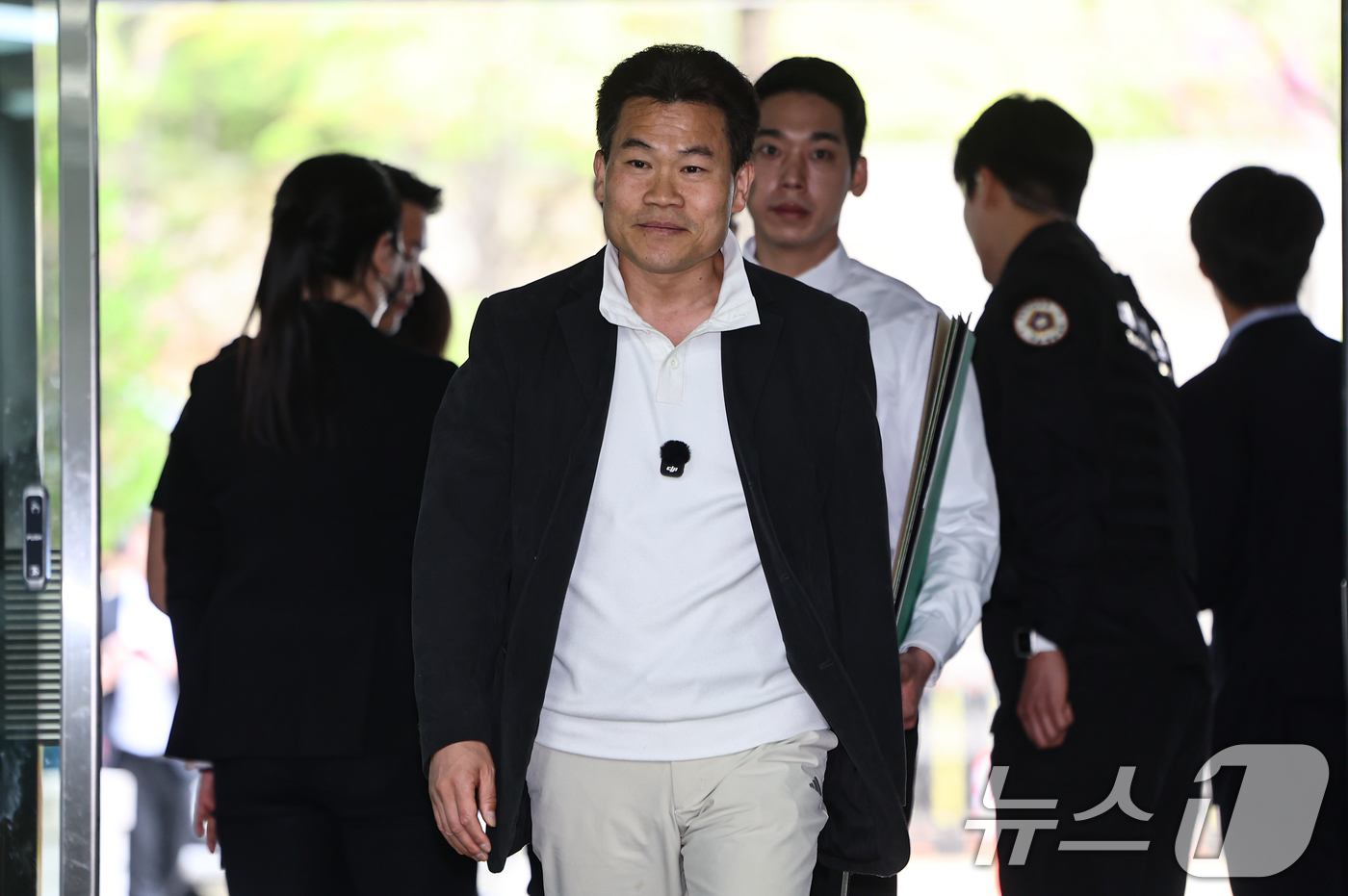 (서울=뉴스1) 김도우 기자 = 이재명 대통령과 개혁신당 이준석 대표의 명예를 훼손한 혐의를 받는 유튜버 전한길(본명 전유관)씨가 16일 서울 서초구 서울중앙지방법원에서 열린 구속 …