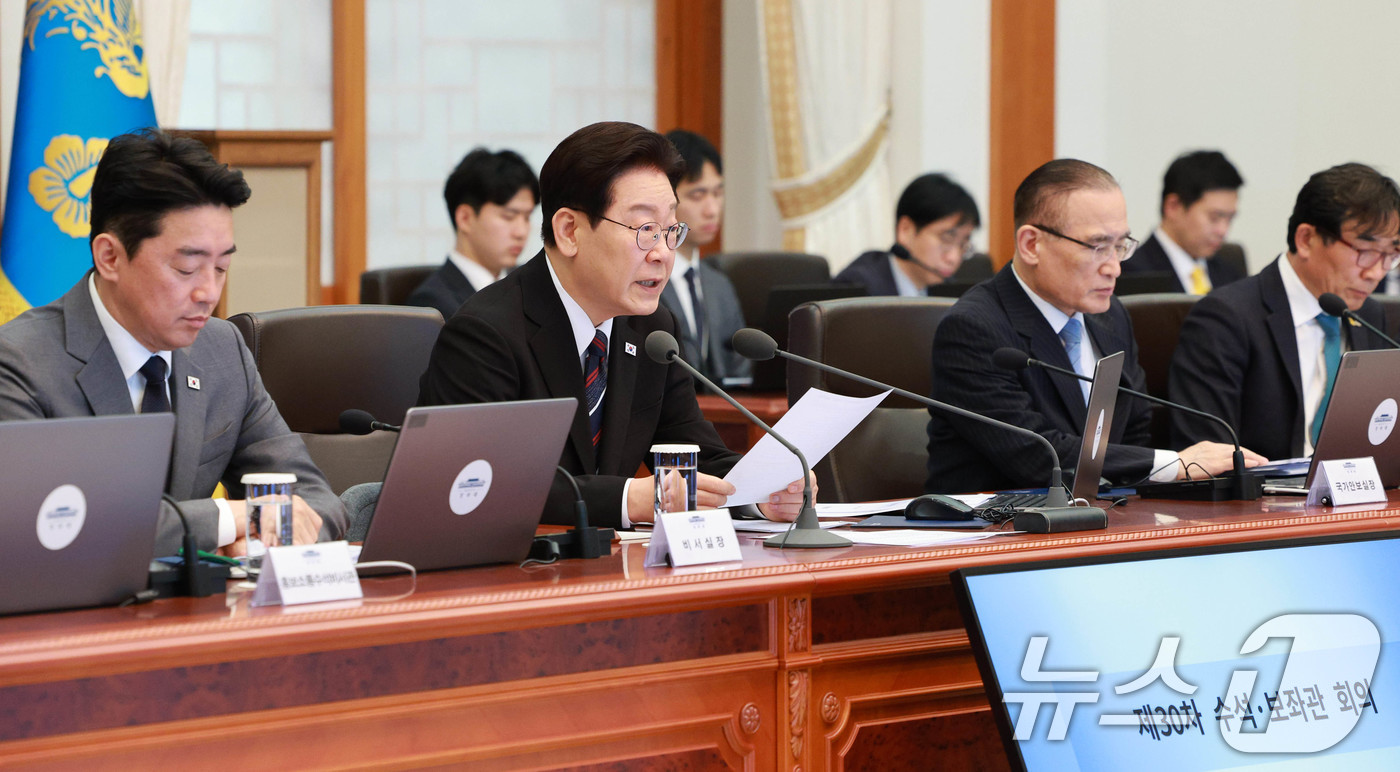 (서울=뉴스1) 허경 기자 = 이재명 대통령이 16일 청와대에서 열린 수석보좌관회의에서 발언을 하고 있다. 2026.4.16/뉴스1