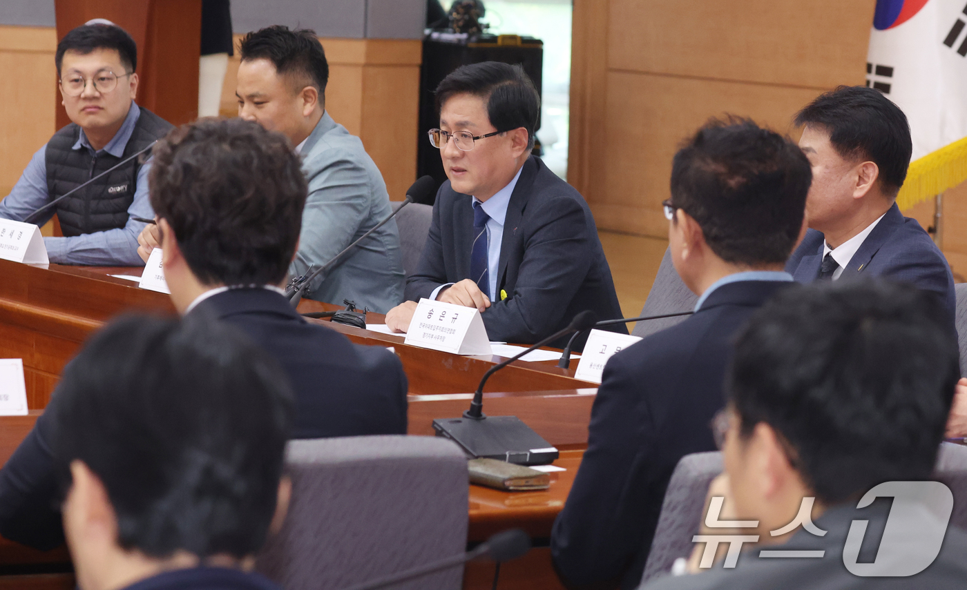 (서울=뉴스1) 김명섭 기자 = 김성환 기후에너지환경부 장관이 16일 오전 서울 종로구 정부서울청사 별관에서 열린 공동주택 내 전기차 충전시설 설치·운영체계 개선을 위한 간담회에서 …