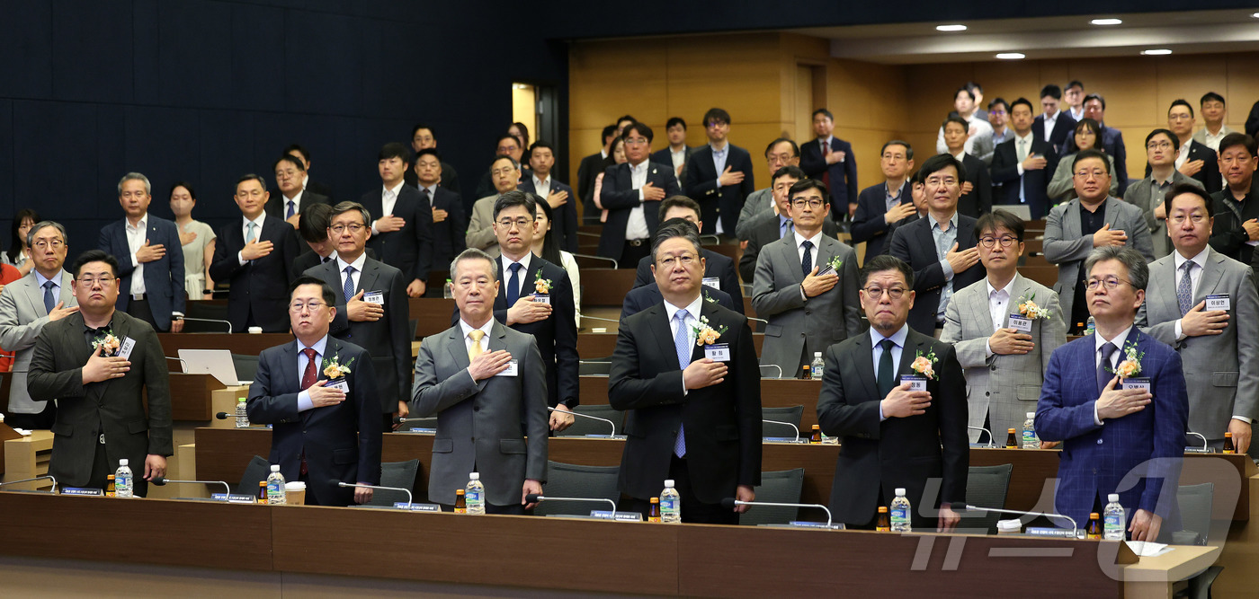 (서울=뉴스1) 박지혜 기자 = 16일 서울 중구 대한상공회의소에서 '새로운 전쟁의 시대, K방산의 현재와 미래'를 주제로 열린 '시대포럼'에서 홍선근 동행미디어 시대 회장, 오병 …