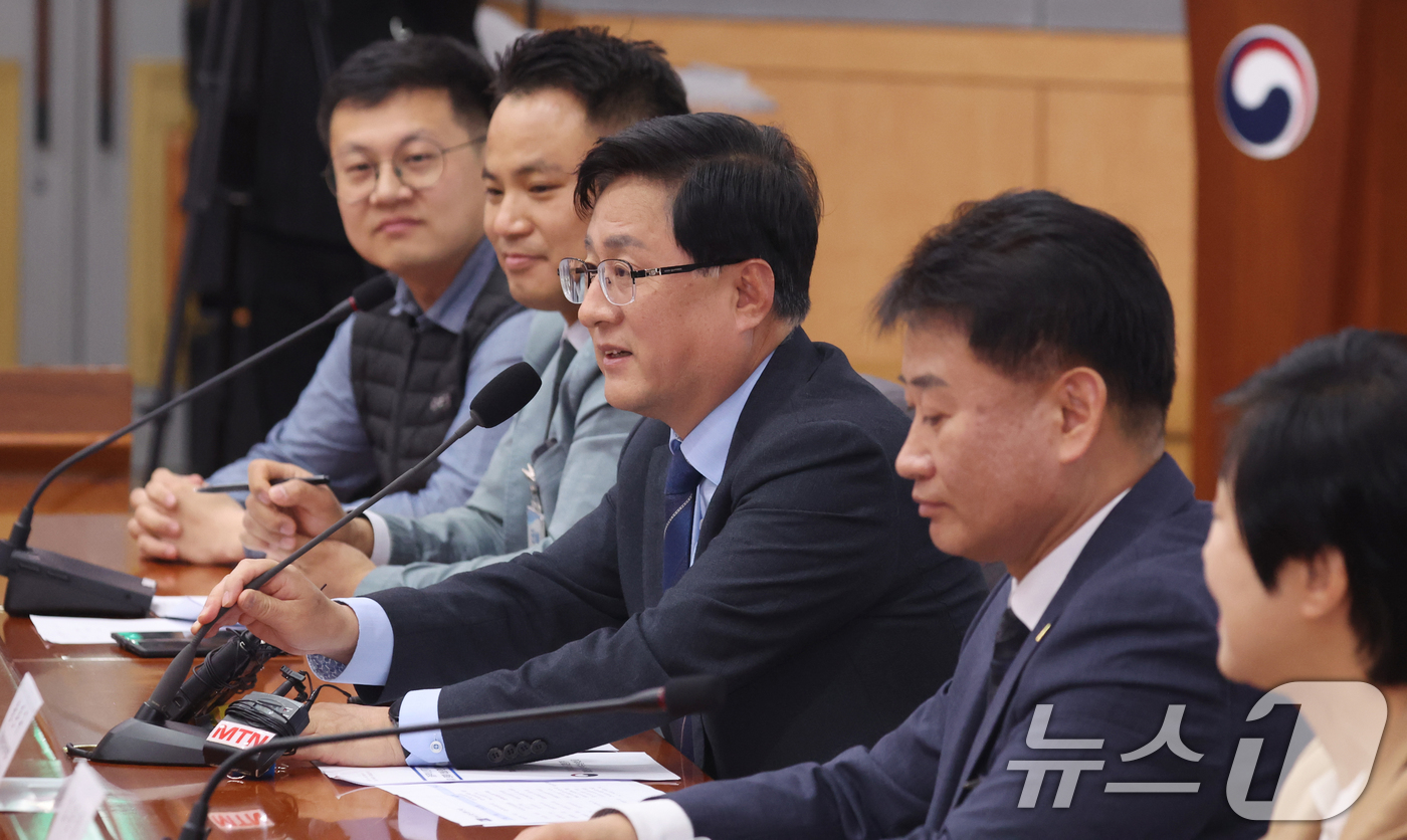 (서울=뉴스1) 김명섭 기자 = 김성환 기후에너지환경부 장관이 16일 오전 서울 종로구 정부서울청사 별관에서 열린 공동주택 내 전기차 충전시설 설치·운영체계 개선을 위한 간담회에서 …