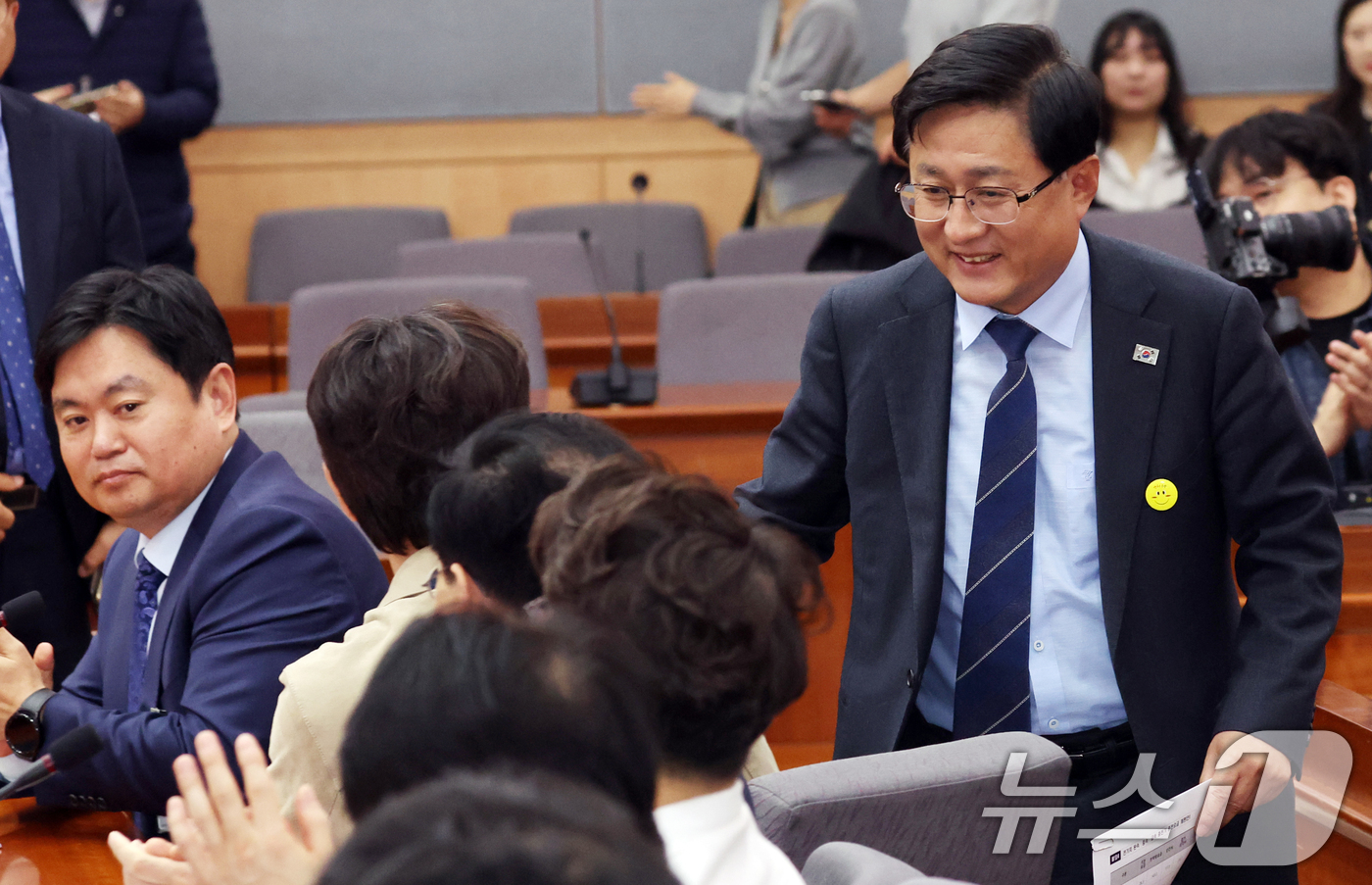 (서울=뉴스1) 김명섭 기자 = 김성환 기후에너지환경부 장관이 16일 오전 서울 종로구 정부서울청사 별관에서 열린 공동주택 내 전기차 충전시설 설치·운영체계 개선을 위한 간담회에서 …