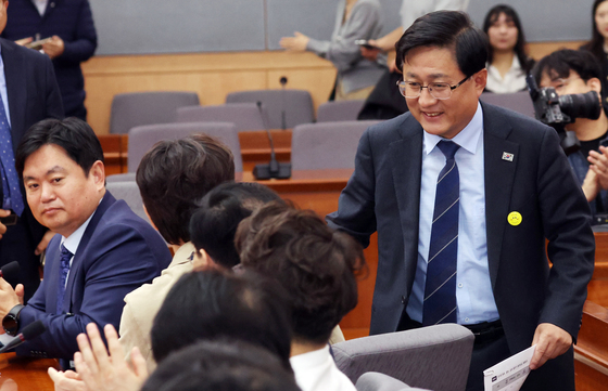 김성환 장관, 공동주택 충전 인프라 개선 강조