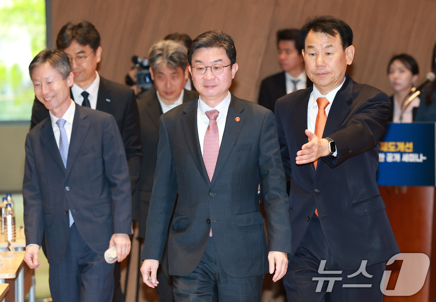 (서울=뉴스1) 임세영 기자 = 이억원 금융위원장이 16일 서울 영등포구 여의도 한국거래소에서 열린 중복상장 제도개선 의견수렴을 위한 공개 세미나에 참석하고 있다. 2026.4.1 …