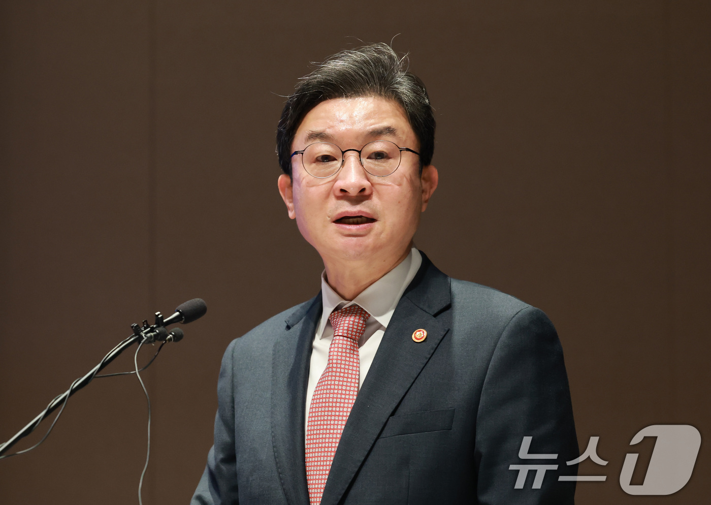 (서울=뉴스1) 임세영 기자 = 이억원 금융위원장이 16일 서울 영등포구 여의도 한국거래소에서 열린 중복상장 제도개선 의견수렴을 위한 공개 세미나에서 모두발언을 하고 있다. 202 …