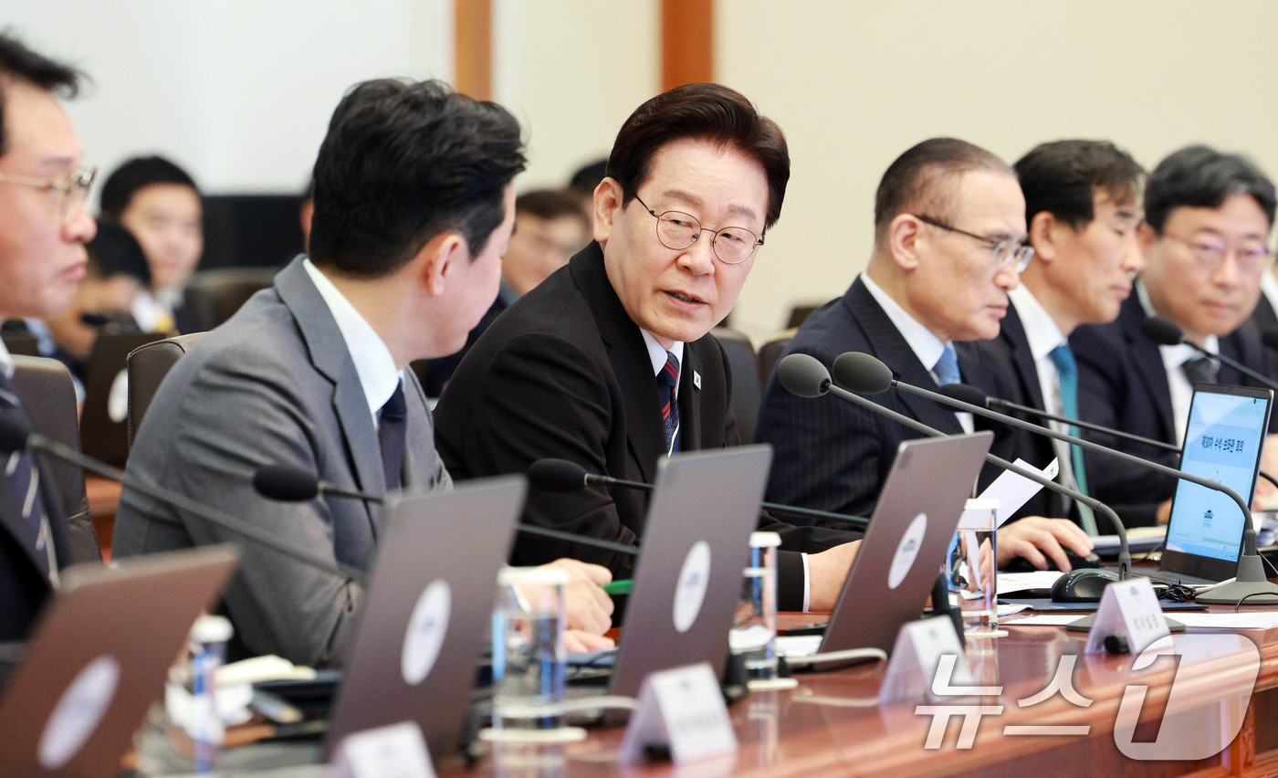 (서울=뉴스1) 허경 기자 = 이재명 대통령이 16일 청와대에서 열린 수석보좌관회의에서 발언을 하고 있다. 2026.4.16/뉴스1