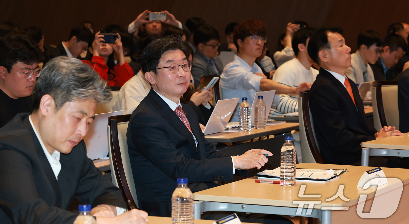 (서울=뉴스1) 임세영 기자 = 이억원 금융위원장이 16일 서울 영등포구 여의도 한국거래소에서 열린 중복상장 제도개선 의견수렴을 위한 공개 세미나에 참석해 자리에 앉아 있다. 20 …