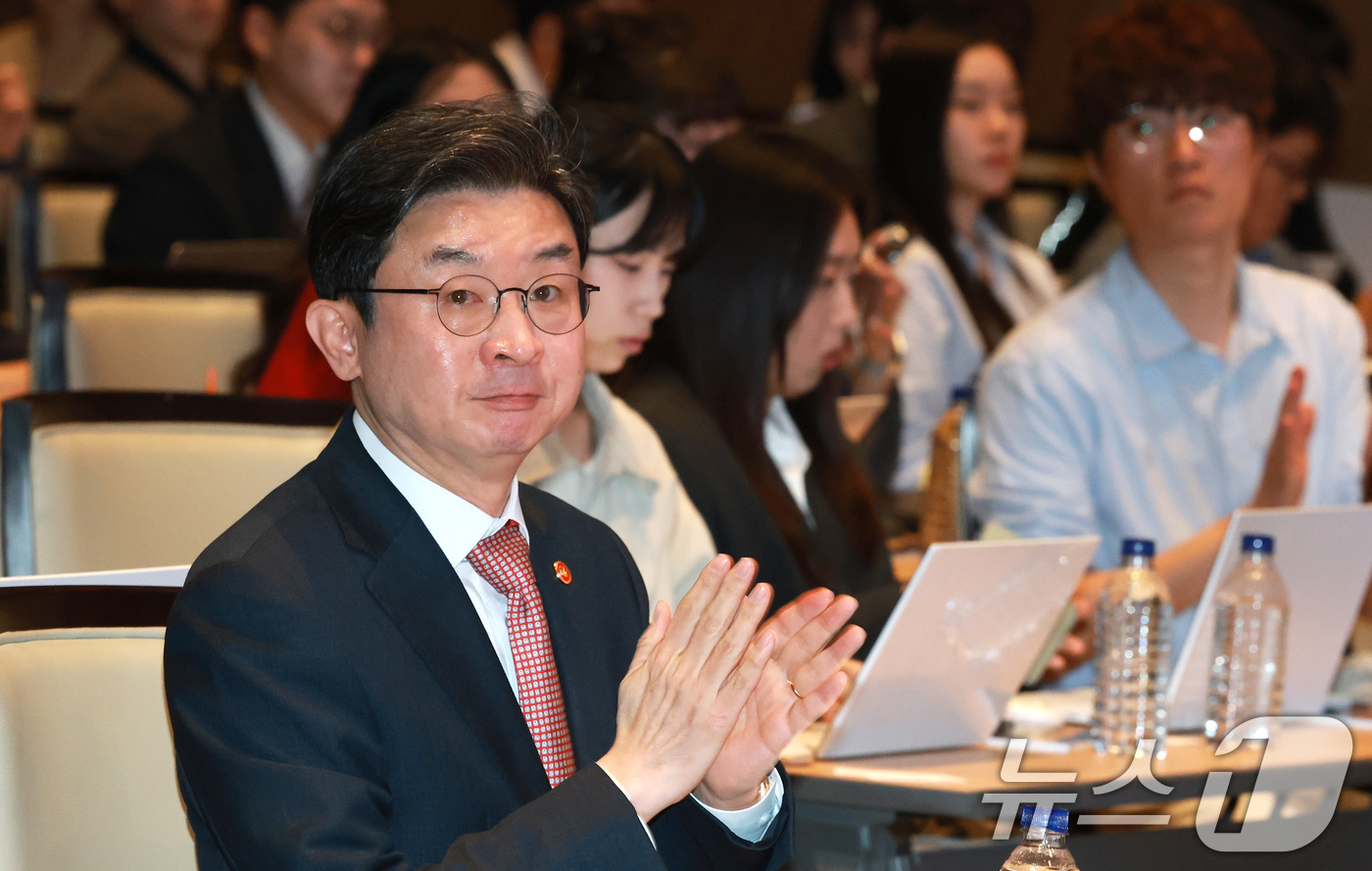 (서울=뉴스1) 임세영 기자 = 이억원 금융위원장이 16일 서울 영등포구 여의도 한국거래소에서 열린 중복상장 제도개선 의견수렴을 위한 공개 세미나에서 박수를 치고 있다. 2026. …