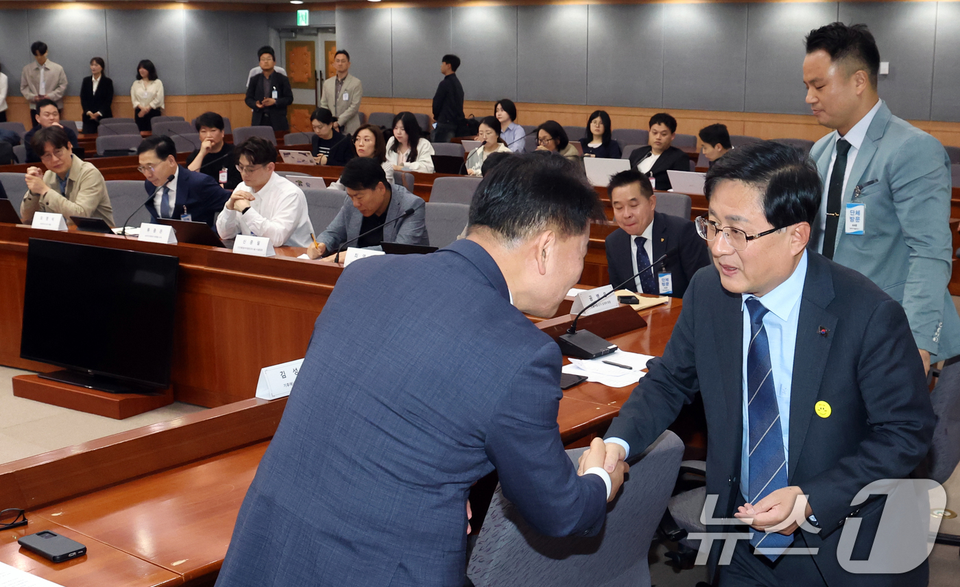 (서울=뉴스1) 김명섭 기자 = 김성환 기후에너지환경부 장관이 16일 오전 서울 종로구 정부서울청사 별관에서 열린 공동주택 내 전기차 충전시설 설치·운영체계 개선을 위한 간담회에서 …