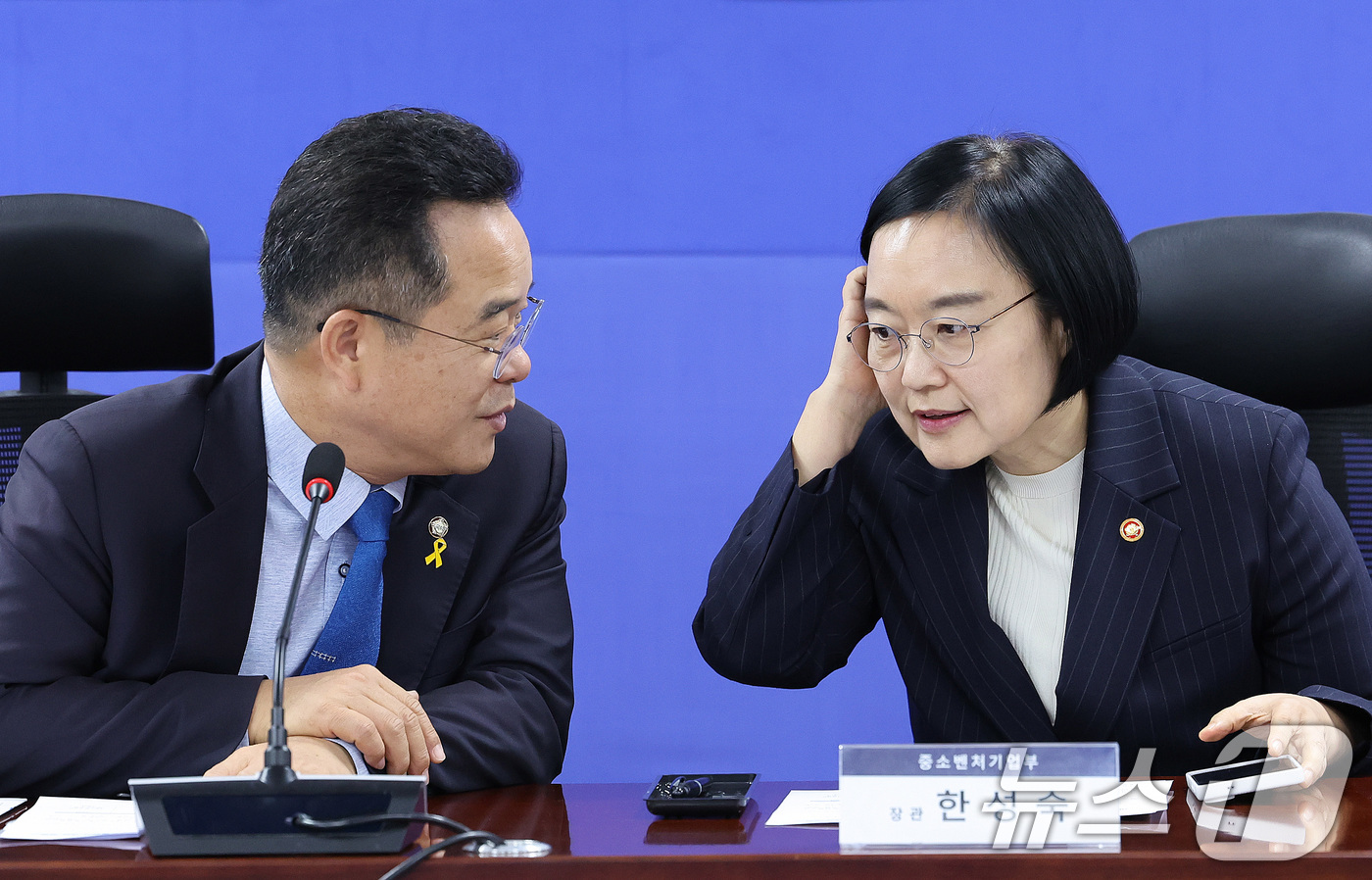 (서울=뉴스1) 신웅수 기자 = 민병덕 더불어민주당 을지로위원장과 한성숙 중소벤처기업부 장관이 16일 서울 여의도 국회 의원회관에서 열린 세븐브로이-대한제분 상생협력기금 출연식에서 …