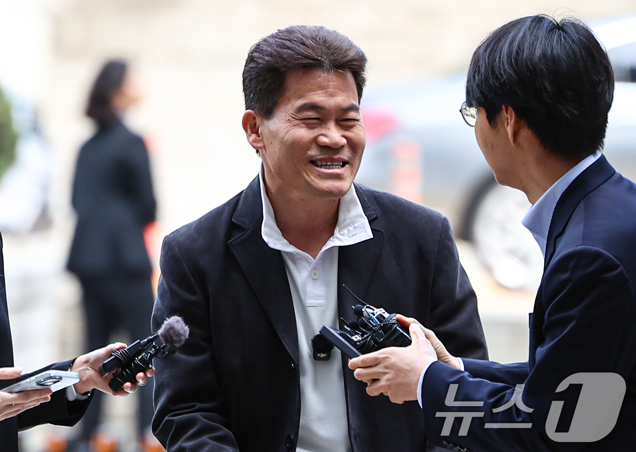 (서울=뉴스1) 김도우 기자 = 이재명 대통령과 개혁신당 이준석 대표의 명예를 훼손한 혐의를 받는 유튜버 전한길(본명 전유관)씨가 16일 서울 서초구 서울중앙지방법원에서 열린 구속 …