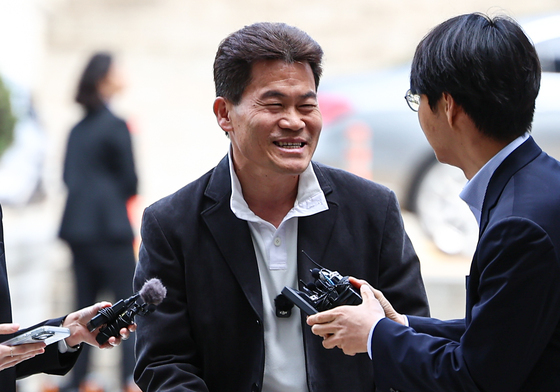 '李대통령 명예훼손' 전한길 영장심사 종료…수갑 착용 실랑이(종합)