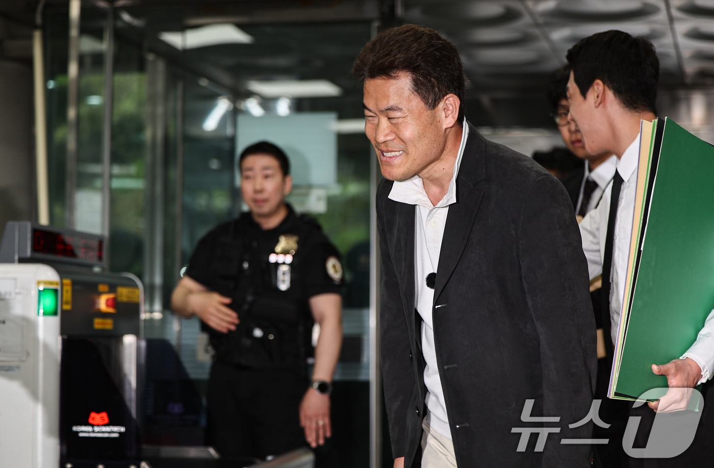 (서울=뉴스1) 김도우 기자 = 이재명 대통령과 개혁신당 이준석 대표의 명예를 훼손한 혐의를 받는 유튜버 전한길(본명 전유관)씨가 16일 서울 서초구 서울중앙지방법원에서 열린 구속 …