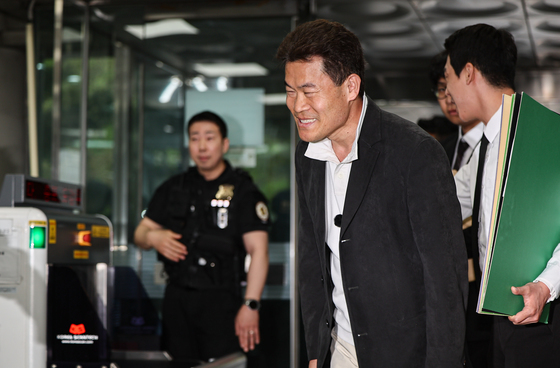 지지자들에게 인사하는 전한길