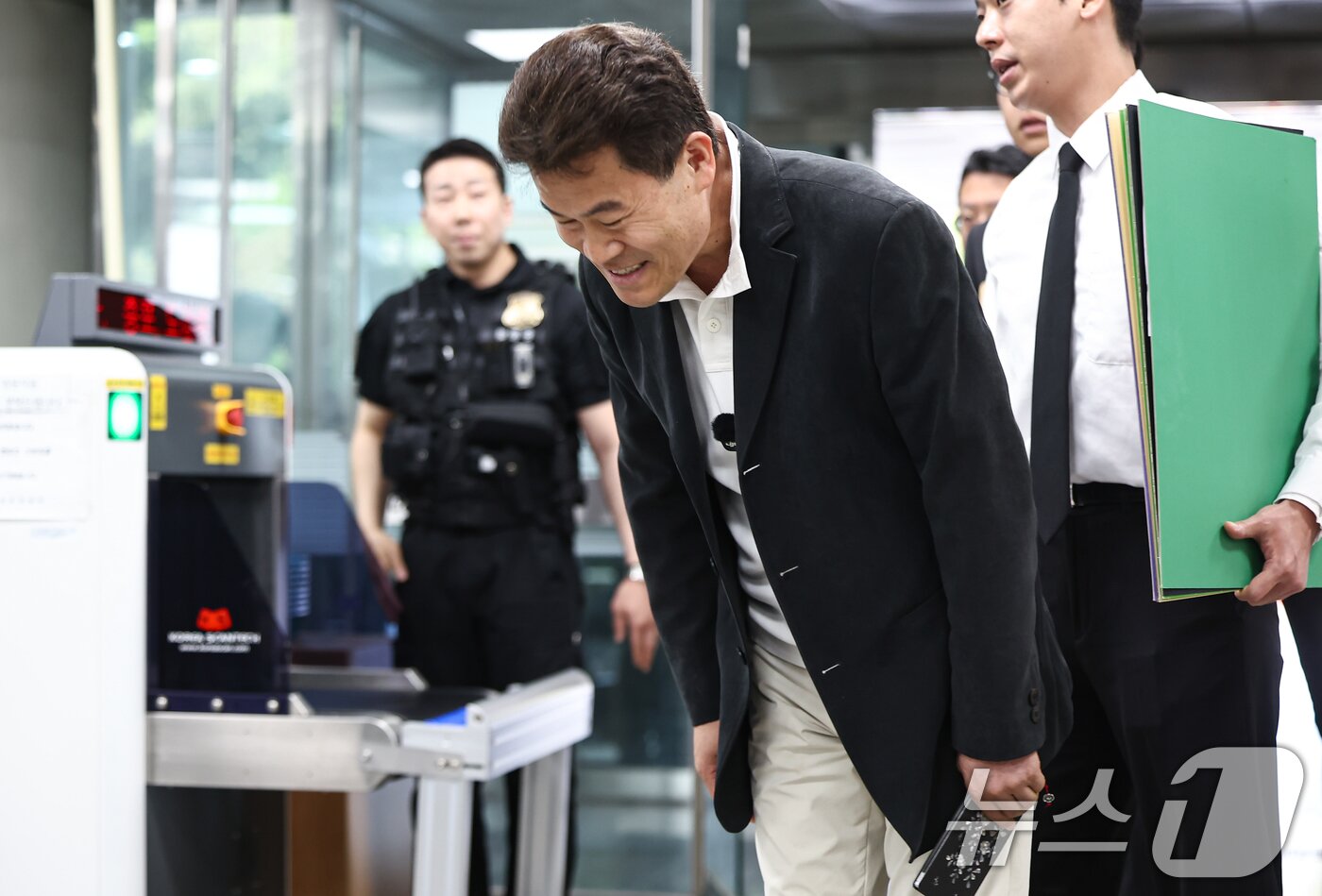 본문 이미지 - 이재명 대통령과 개혁신당 이준석 대표의 명예를 훼손한 혐의를 받는 유튜버 전한길(본명 전유관)씨가 16일 서울 서초구 서울중앙지방법원에서 열린 구속 전 피의자 심문(영장실질심사)에 출석하며 지지자들에게 인사하고 있다. 2026.4.16 ⓒ 뉴스1 김도우 기자