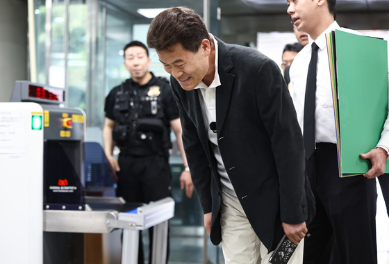 지지자들에게 인사하는 전한길