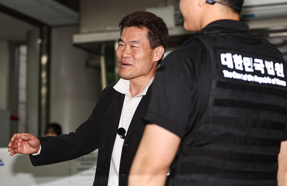 지지자들에게 인사하는 전한길