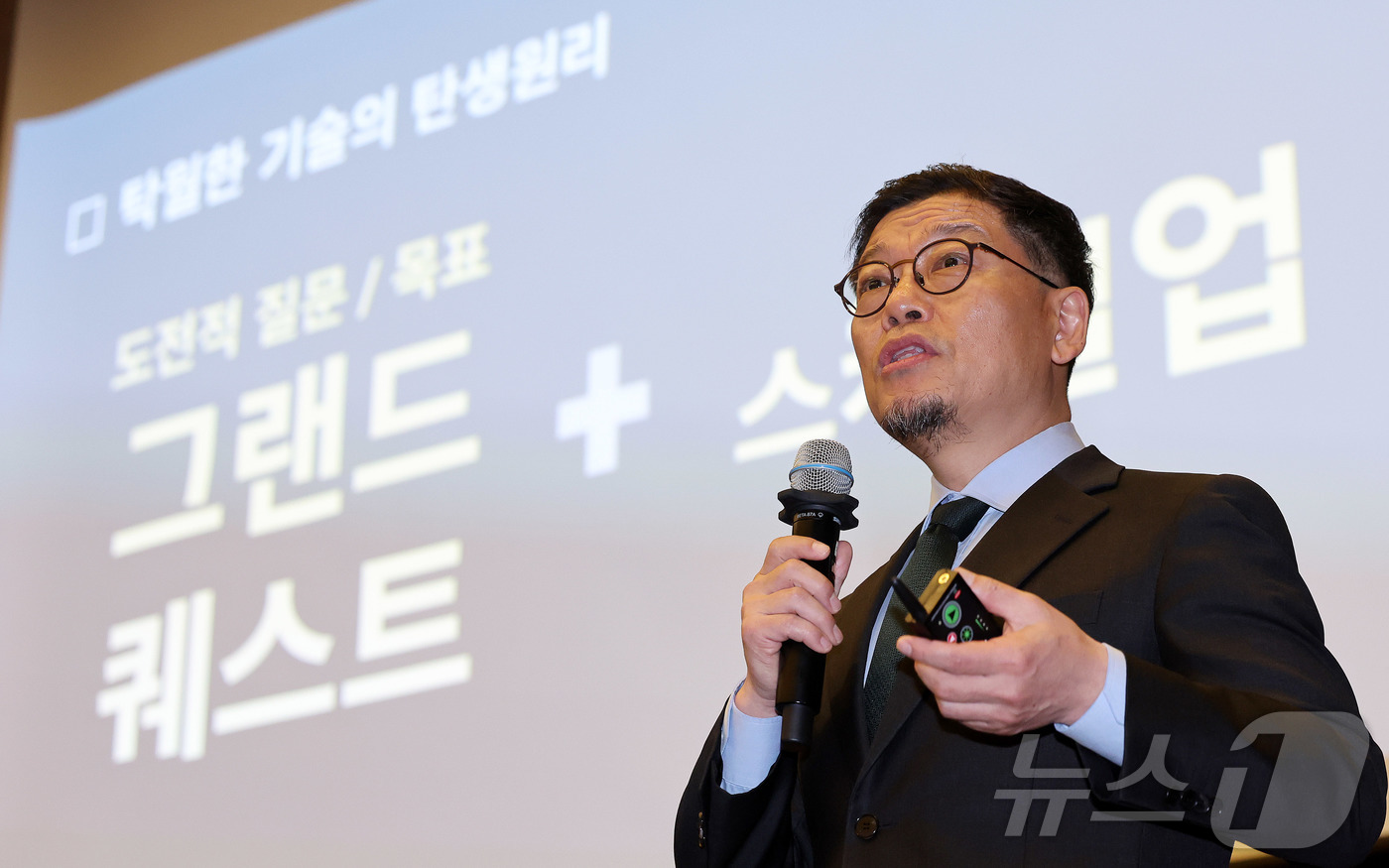 (서울=뉴스1) 박지혜 기자 = 이정동 서울대 공학전문대학원 교수가 16일 서울 중구 대한상공회의소에서 '새로운 전쟁의 시대, K방산의 현재와 미래'를 주제로 열린 '시대포럼'에서 …