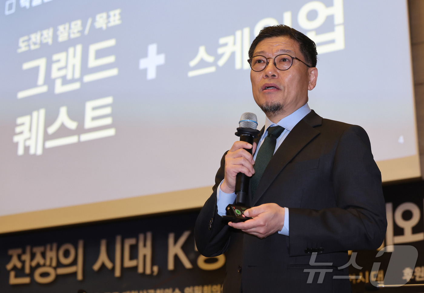 (서울=뉴스1) 박지혜 기자 = 이정동 서울대 공학전문대학원 교수가 16일 서울 중구 대한상공회의소에서 '새로운 전쟁의 시대, K방산의 현재와 미래'를 주제로 열린 '시대포럼'에서 …