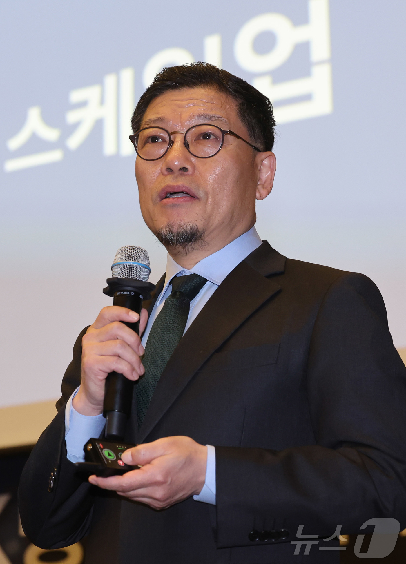 (서울=뉴스1) 박지혜 기자 = 이정동 서울대 공학전문대학원 교수가 16일 서울 중구 대한상공회의소에서 '새로운 전쟁의 시대, K방산의 현재와 미래'를 주제로 열린 '시대포럼'에서 …