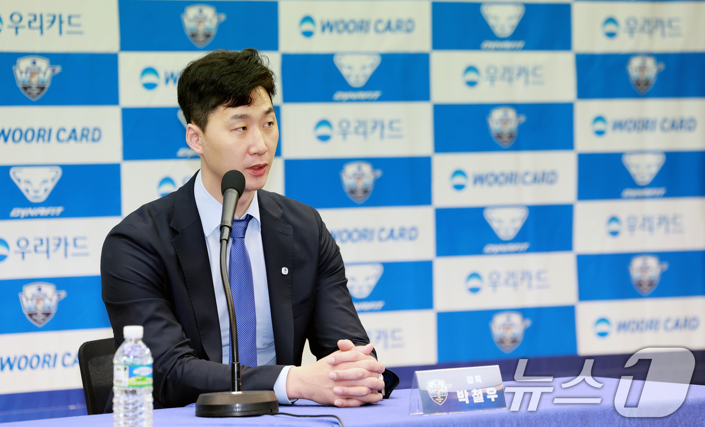 (서울=뉴스1) 이호윤 기자 = 프로배구 남자부 우리카드의 박철우 신임감독이 16일 서울 중구 프레스센터에서 감독 취임 기자회견을 갖고 있다.박 감독은 올해 1월부터 파에스 전 감 …