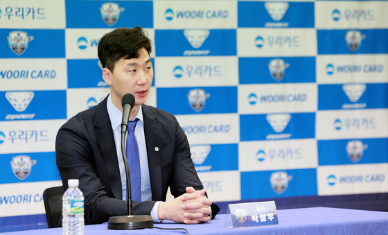 기자회견 갖는 박철우 신임감독
