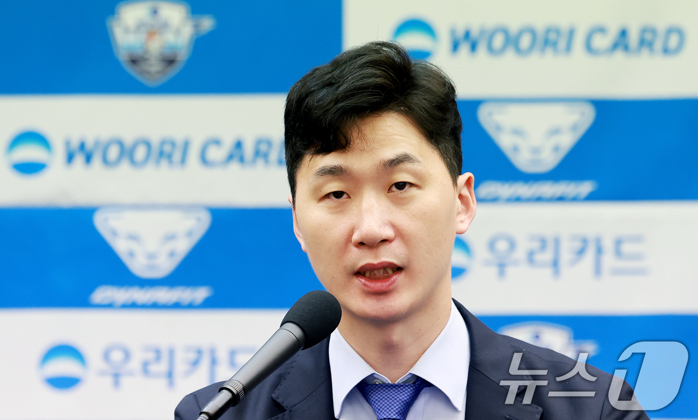 (서울=뉴스1) 이호윤 기자 = 프로배구 남자부 우리카드의 박철우 신임감독이 16일 서울 중구 프레스센터에서 감독 취임 기자회견을 갖고 있다.박 감독은 올해 1월부터 파에스 전 감 …