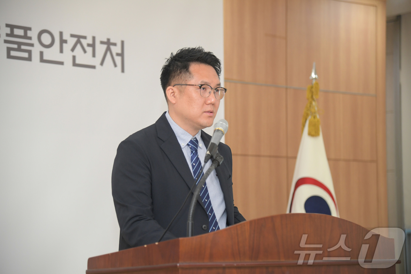 (서울=뉴스1) = 송대일 식품의약품안전처 사무관이 16일 서울 양천구 서울지방식품의약품안전청에서 보건용 마스크(KF94)의 사용기한을 변조해 시중에 판매한 유통업자와 관련된 브리 …