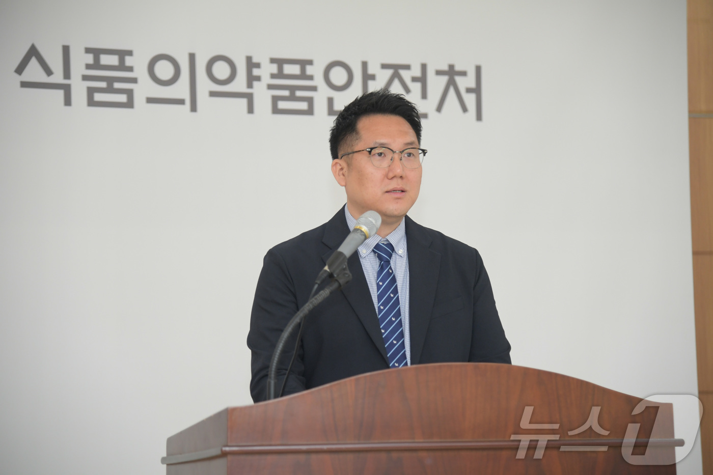 (서울=뉴스1) = 송대일 식품의약품안전처 사무관이 16일 서울 양천구 서울지방식품의약품안전청에서 보건용 마스크(KF94)의 사용기한을 변조해 시중에 판매한 유통업자와 관련된 브리 …