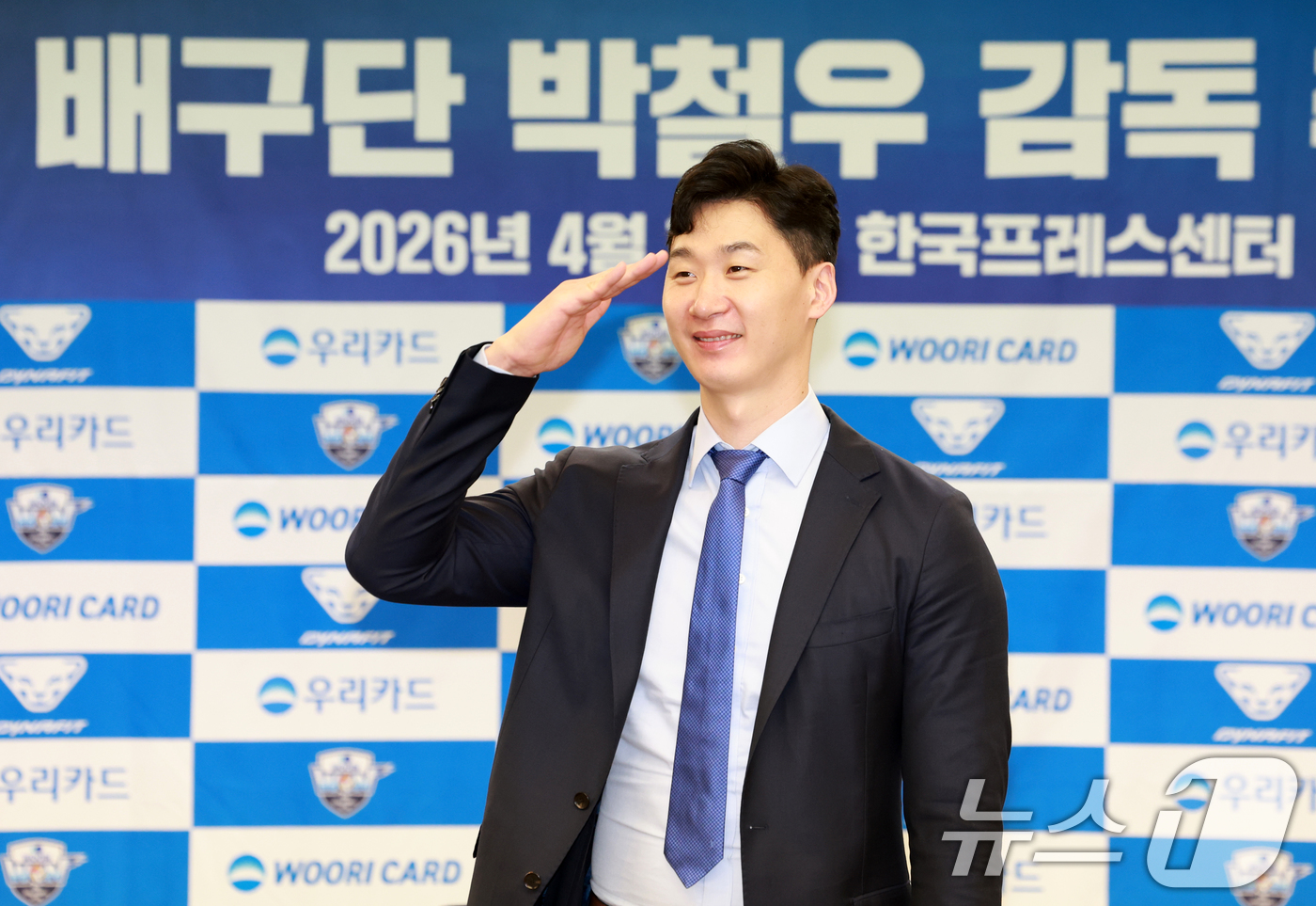 (서울=뉴스1) 이호윤 기자 = 프로배구 남자부 우리카드의 박철우 신임감독이 16일 서울 중구 프레스센터에서 열린 '우리카드 배구단 박철우 감독 취임 기자회견'에서 포즈를 취하고 …