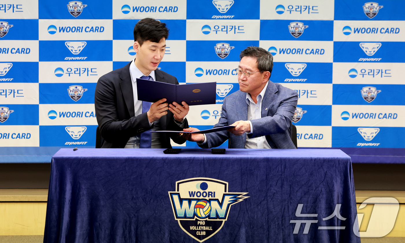 (서울=뉴스1) 이호윤 기자 = 프로배구 남자부 우리카드의 박철우 신임감독(왼쪽)이 16일 서울 중구 프레스센터에서 열린 '우리카드 배구단 박철우 감독 취임 기자회견' 진성원 구단 …