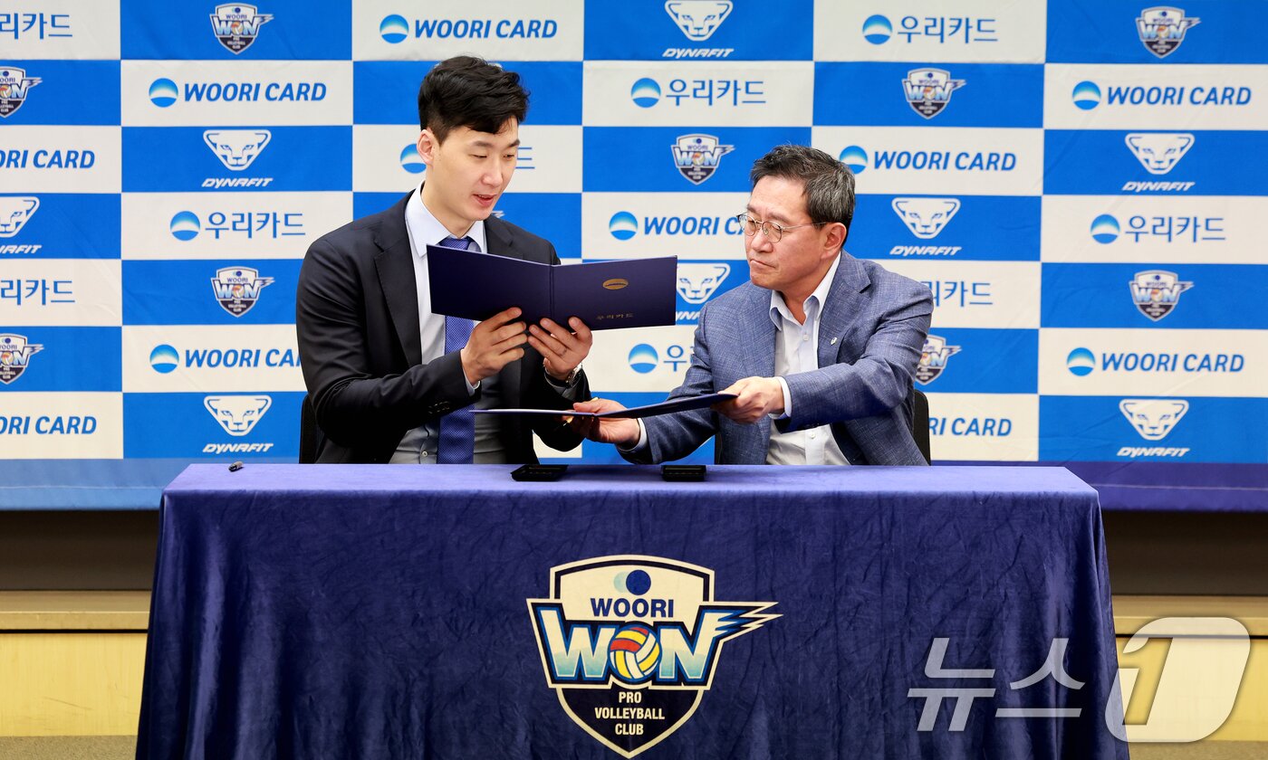 본문 이미지 - 프로배구 남자부 우리카드의 박철우 신임감독(왼쪽)이 16일 서울 중구 프레스센터에서 열린 '우리카드 배구단 박철우 감독 취임 기자회견' 진성원 구단주와 계약서를 교환하고 있다. 박 감독은 올해 1월부터 파에스 전 감독의 뒤를 이어 감독대행으로 지휘봉을 잡아 후반기 18경기에서 14승 4패를 기록하며 포스트시즌에 진출하는 성과를 만들어내며 이번에 우리은행 제5대 감독으로 공식 선임됐다. 2026.4.16 ⓒ 뉴스1 이호윤 기자