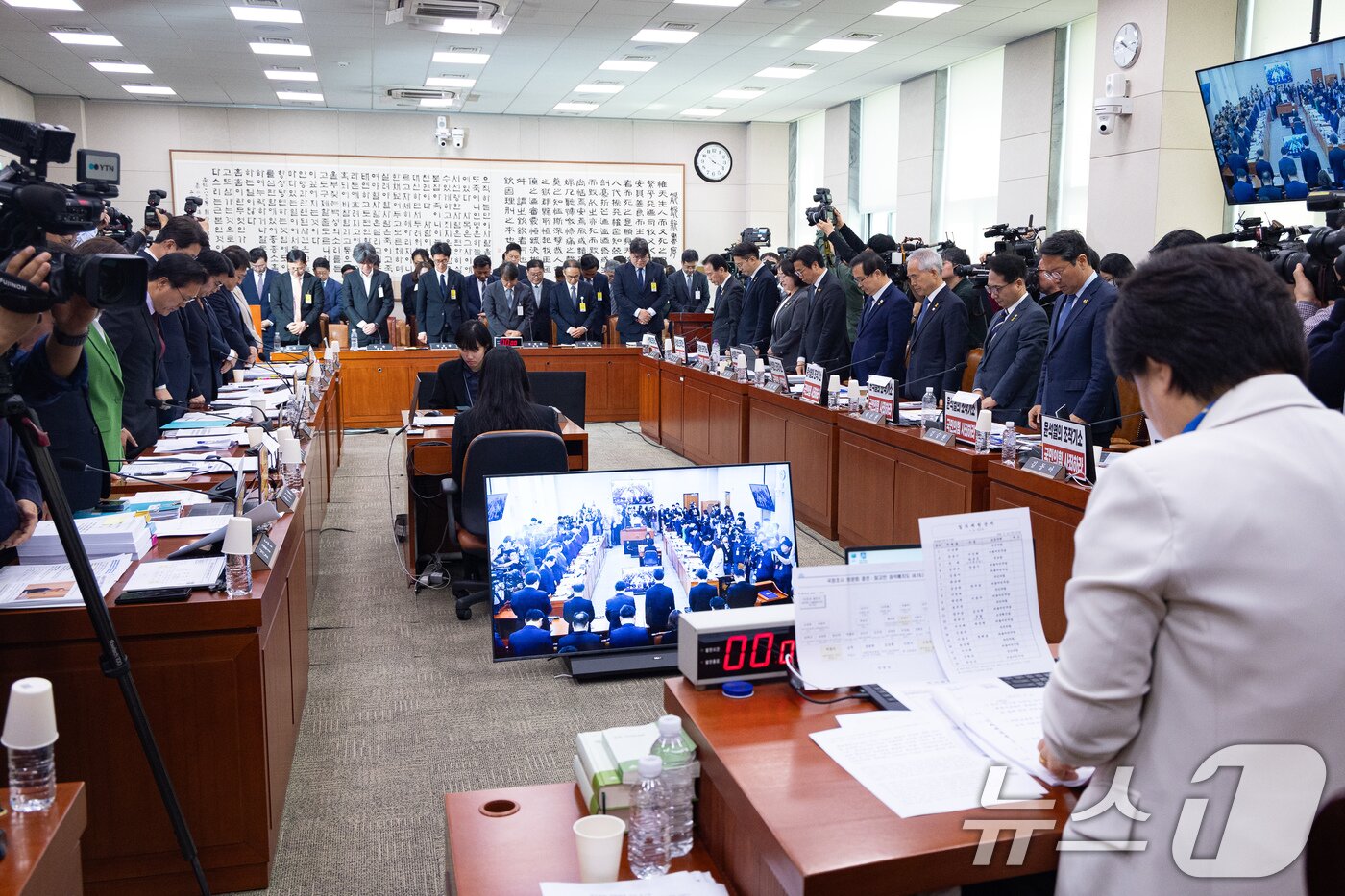 본문 이미지 - 16일 서울 여의도 국회에서 열린 제434회 국회(임시회) 윤석열 정권 정치검찰 조작기소 의혹 사건 진상규명 국정조사특별위원회 제8차 전체회의에서 서영교 위원장과 여야 의원 및 출석 증인들이 세월호 참사 12주기를 맞아 희생자들을 추모하는 묵념을 하고 있다. 2026.4.16 ⓒ 뉴스1 유승관 기자