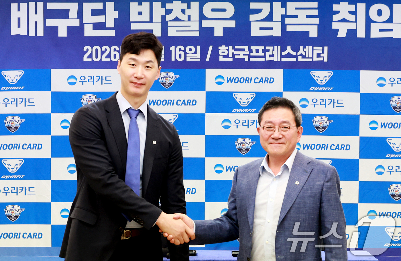 (서울=뉴스1) 이호윤 기자 = 프로배구 남자부 우리카드의 박철우 신임감독(왼쪽)이 16일 서울 중구 프레스센터에서 열린 '우리카드 배구단 박철우 감독 취임 기자회견' 진성원 구단 …