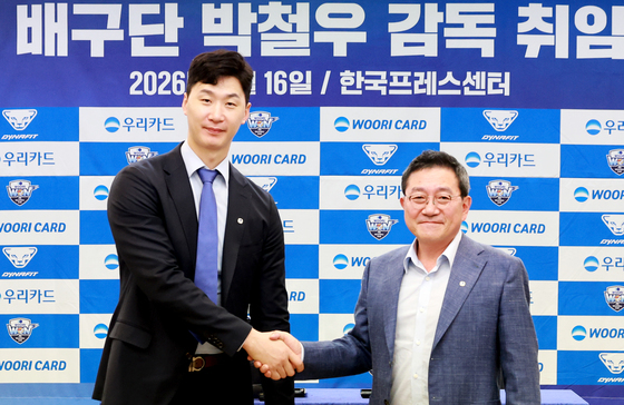 진성원 구단주와 악수 나누는 박철우 신임감독