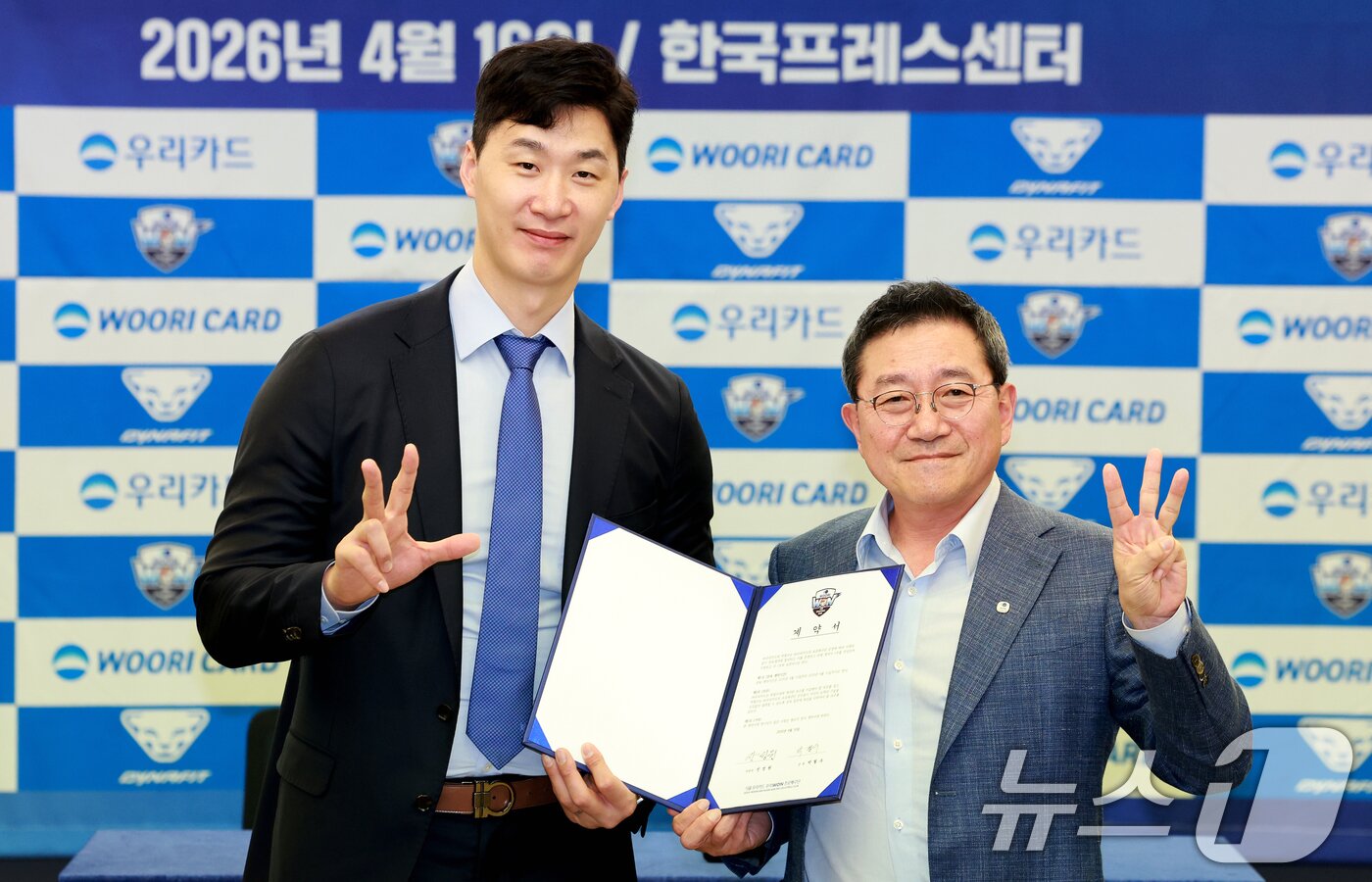 본문 이미지 - 프로배구 남자부 우리카드의 박철우 신임감독(왼쪽)이 16일 서울 중구 프레스센터에서 열린 '우리카드 배구단 박철우 감독 취임 기자회견' 진성원 구단주와 계약서를 들고 기념촬영을 하고 있다. 박 감독은 올해 1월부터 파에스 전 감독의 뒤를 이어 감독대행으로 지휘봉을 잡아 후반기 18경기에서 14승 4패를 기록하며 포스트시즌에 진출하는 성과를 만들어내며 이번에 우리은행 제5대 감독으로 공식 선임됐다. 2026.4.16 ⓒ 뉴스1 이호윤 기자