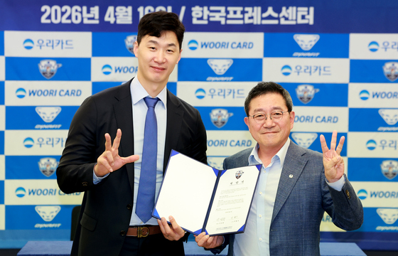 포즈 취하고 기념촬영하는 박철우 신임감독과 진성원 구단주