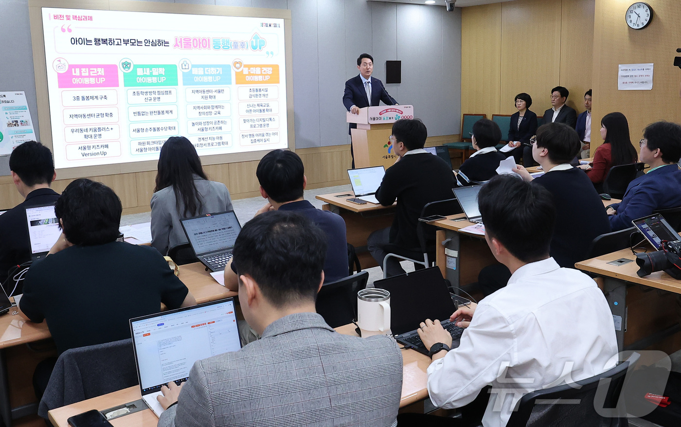 (서울=뉴스1) 김성진 기자 = 오세훈 서울시장이 16일 서울 중구 서울시청 브리핑룸에서 열린 서울아이동행UP 기자설명회에서 발언하고 있다. 2026.4.16/뉴스1