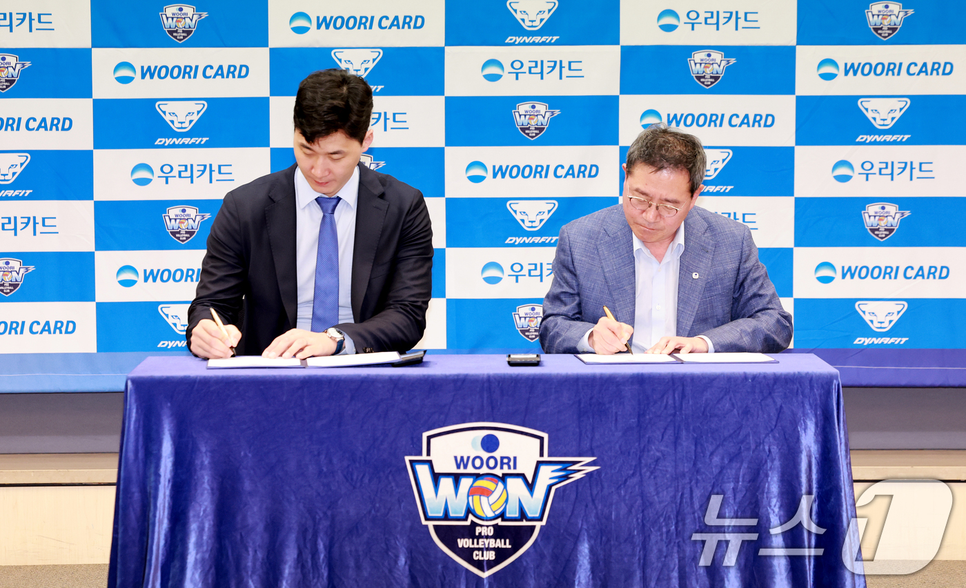 (서울=뉴스1) 이호윤 기자 = 프로배구 남자부 우리카드의 박철우 신임감독(왼쪽)이 16일 서울 중구 프레스센터에서 열린 '우리카드 배구단 박철우 감독 취임 기자회견' 진성원 구단 …