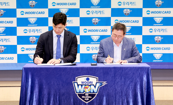 계약서에 싸인하는 박철우 신임감독과 진성원 구단주