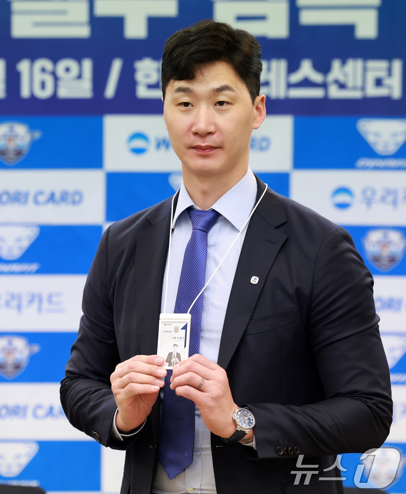 (서울=뉴스1) 이호윤 기자 = 프로배구 남자부 우리카드의 박철우 신임감독이 16일 서울 중구 프레스센터에서 열린 '우리카드 배구단 박철우 감독 취임 기자회견'에서 사원증을 들고 …