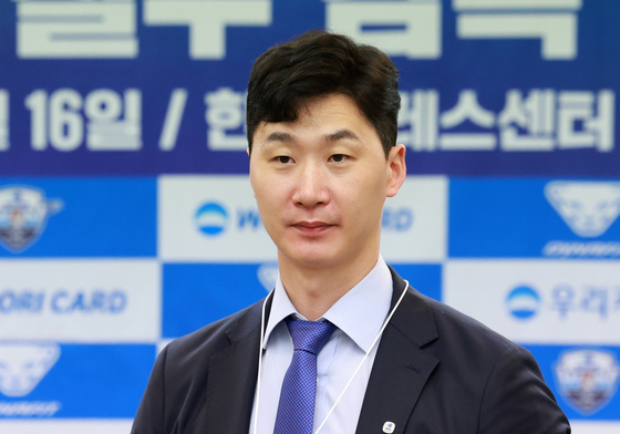 우리카드 사원증 목에 건 '박철우 신임감독'